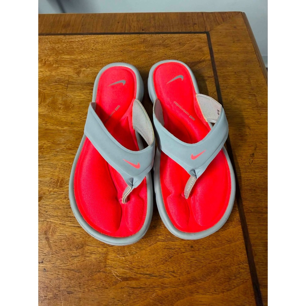 Nike Womens 8 Grey Red Flip Flops Comfort Footbed Thong Sandals 882697-003